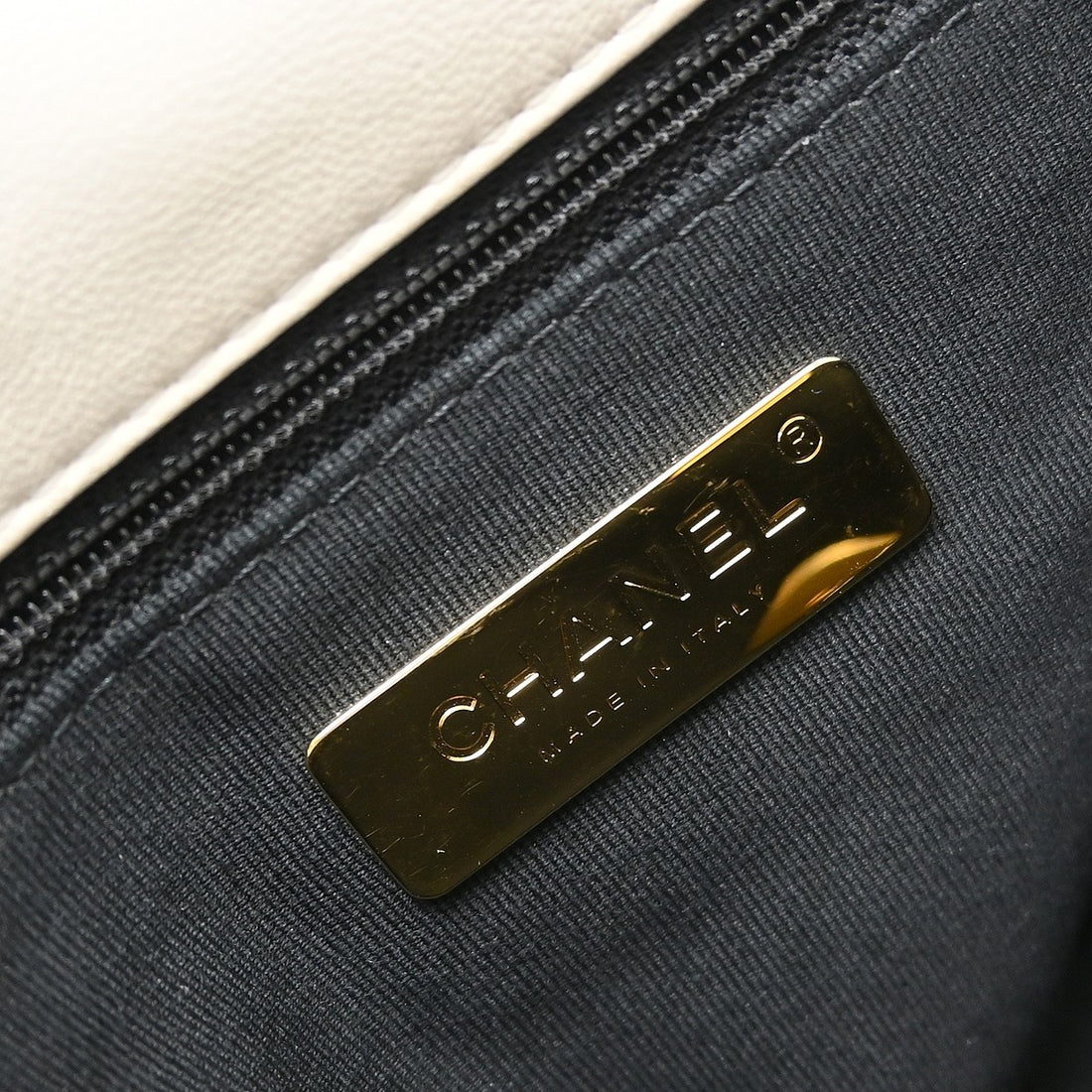 Chanel 19 in Pelle Beige Vintage