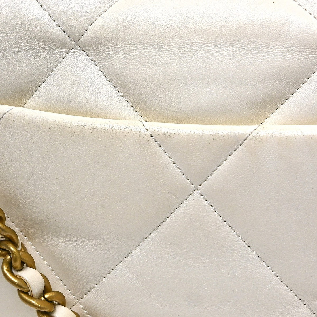 Chanel 19 in Pelle Beige Vintage