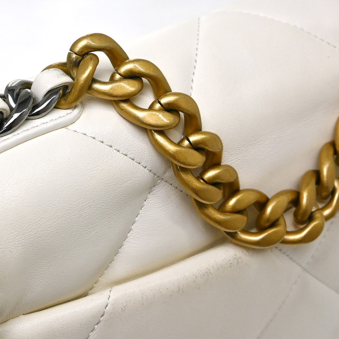 Chanel 19 in Pelle Beige Vintage
