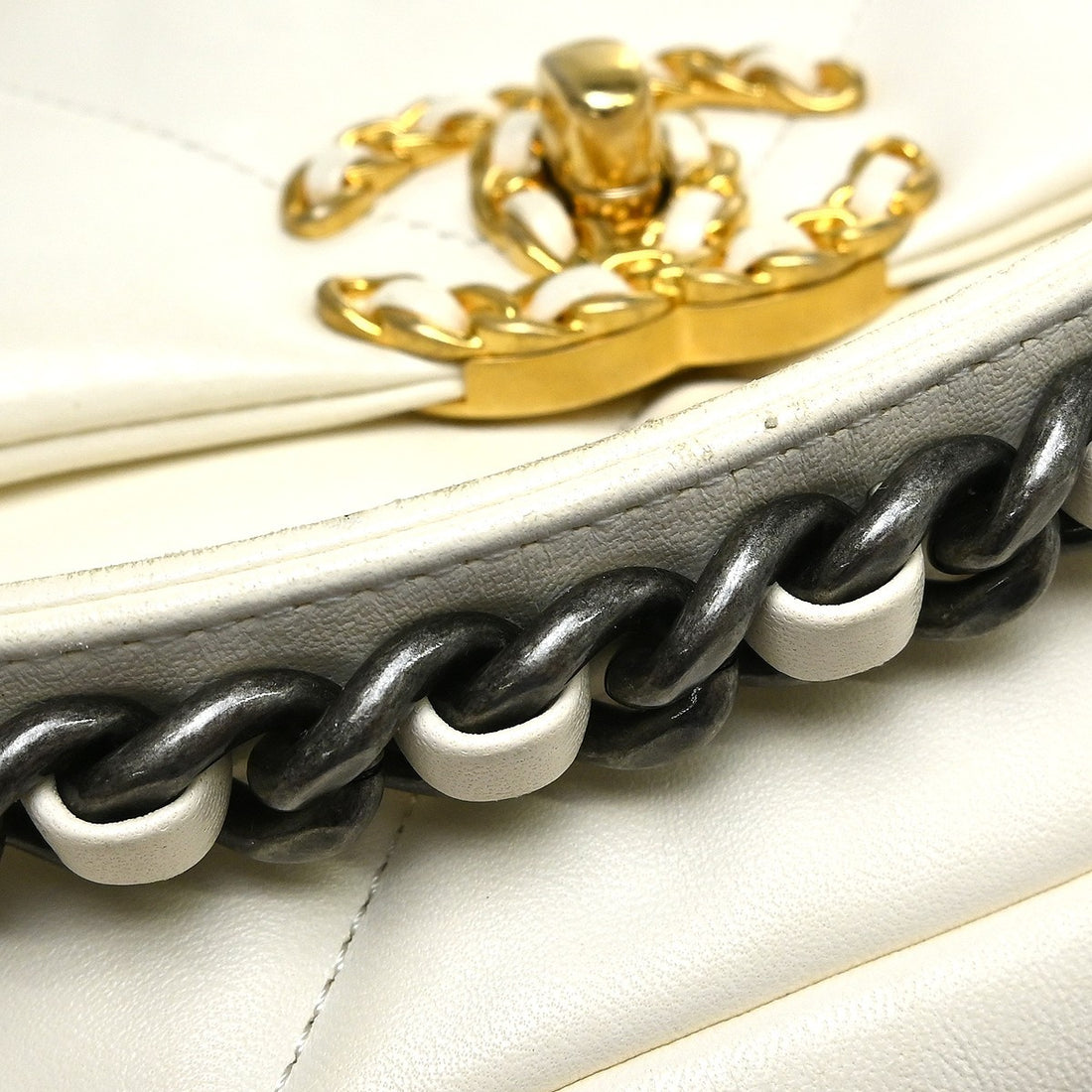 Chanel 19 in Pelle Beige Vintage
