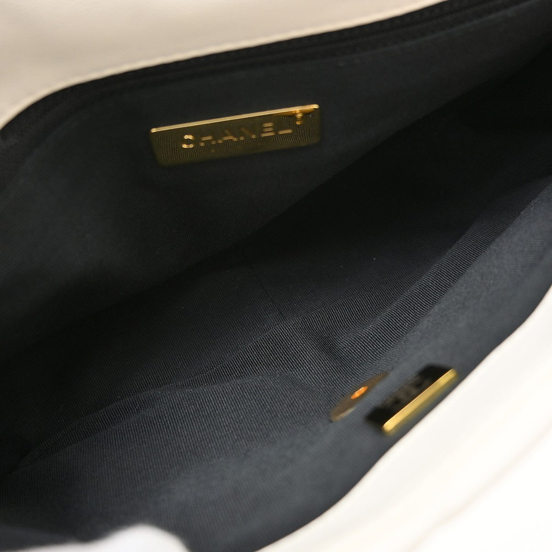 Chanel 19 in Pelle Beige Vintage
