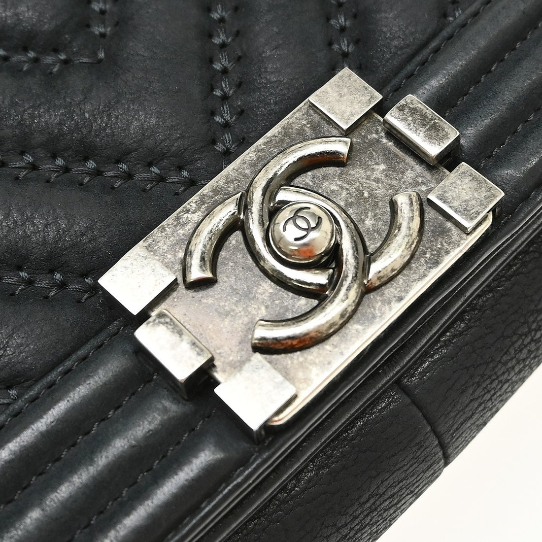 Chanel Boy Medium Chevron in Pelle di Agnello Nero Vintage