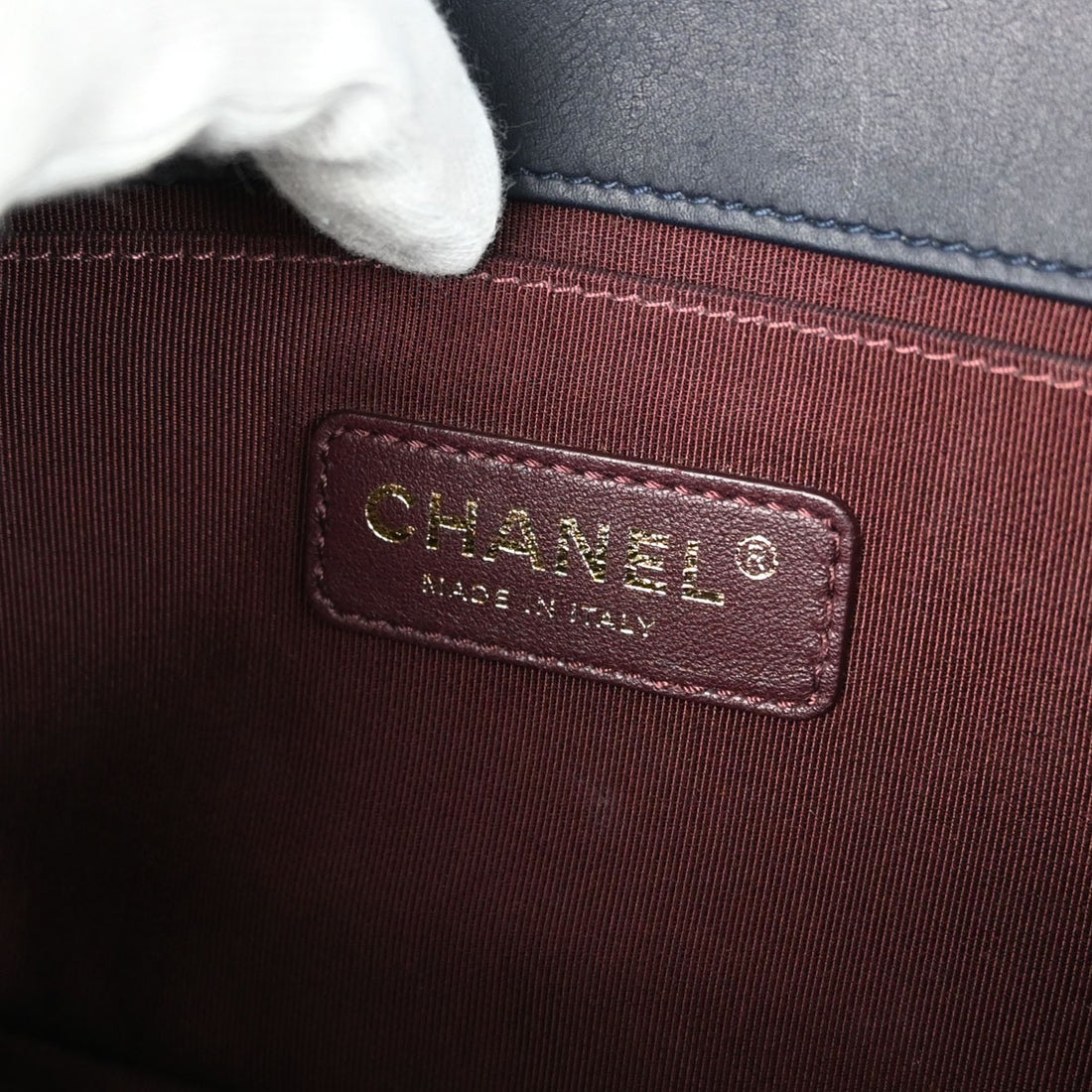 Chanel Boy Medium in Pelle di Vitello Nero e Blu Navy Vintage
