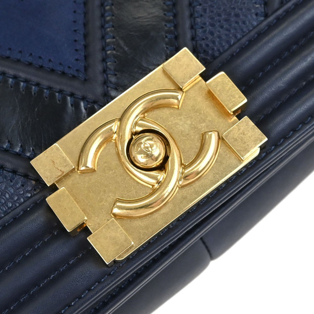 Chanel Boy Medium in Pelle di Vitello Nero e Blu Navy Vintage