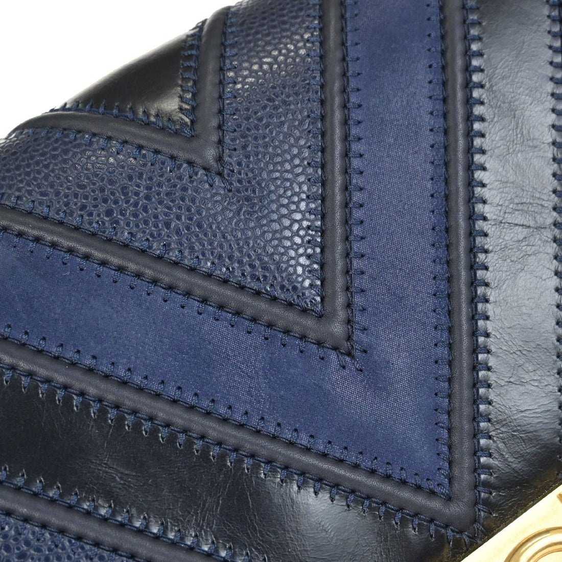 Chanel Boy Medium in Pelle di Vitello Nero e Blu Navy Vintage