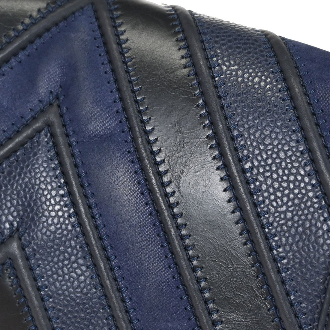 Chanel Boy Medium in Pelle di Vitello Nero e Blu Navy Vintage