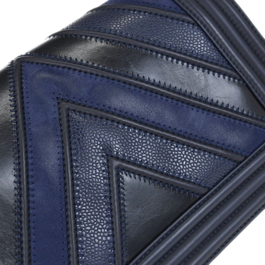 Chanel Boy Medium in Pelle di Vitello Nero e Blu Navy Vintage