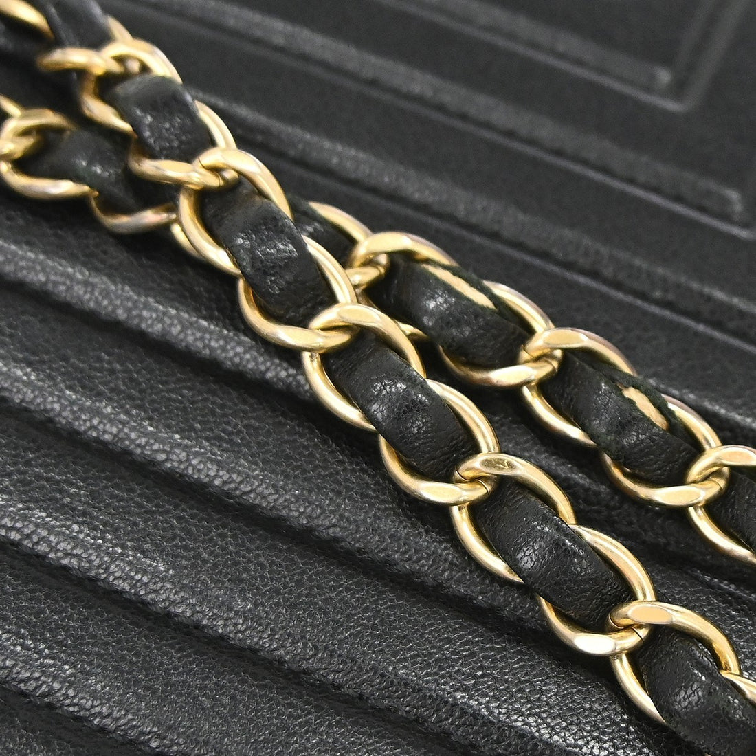 Chanel Chevron Collar and Tie Flap in Pelle di Agnello Nero Vintage