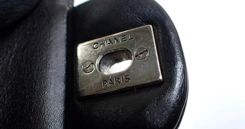 Chanel Timeless Classic Flap Medium in Pelle Verniciata Nera Vintage