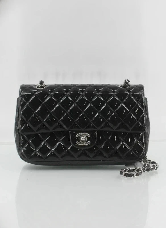 Chanel Timeless Classic Flap Medium in Pelle Verniciata Nera Vintage