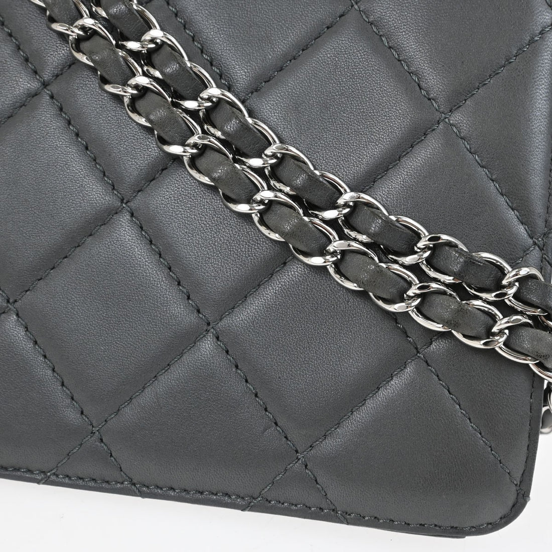 Chanel Mademoiselle Lock Reissue Flap in Pelle di Agnello Grigio Vintage