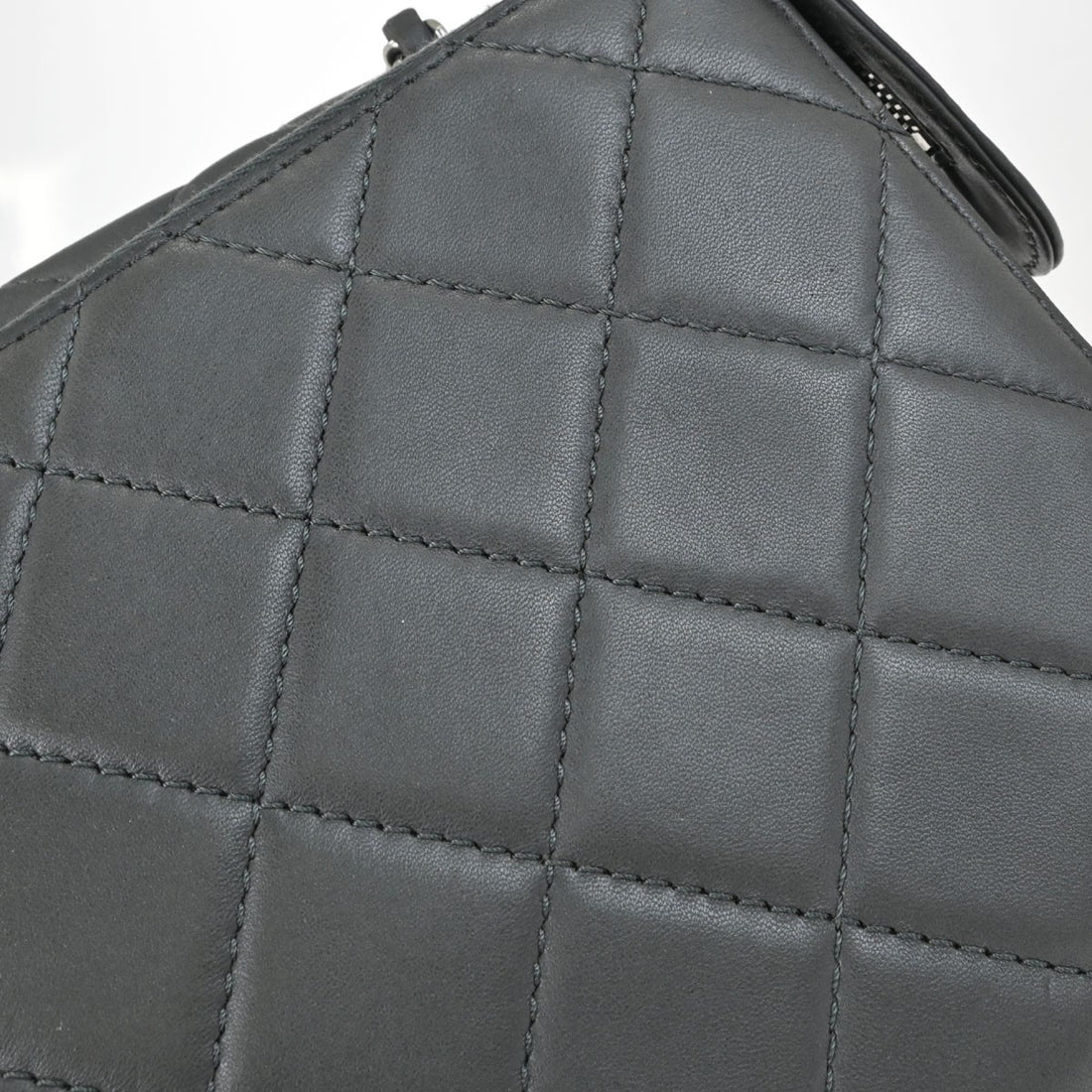 Chanel Mademoiselle Lock Reissue Flap in Pelle di Agnello Grigio Vintage