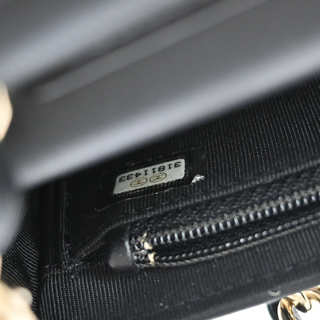 Chanel Phone Case con Catena in Pelle di Agnello Nero Vintage