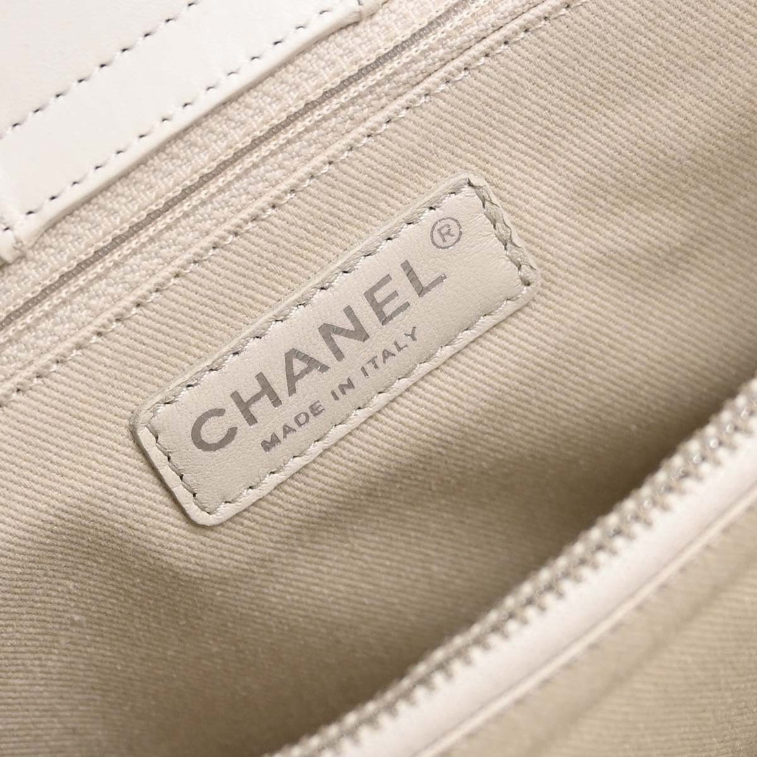 Chanel Up In The Air Tote in Pelle di Vitello Traforata Bianco Vintage