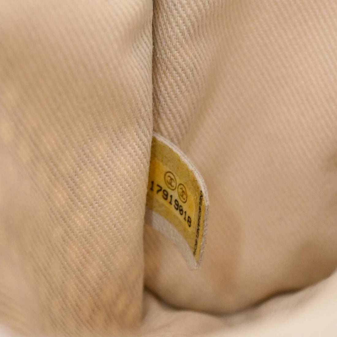 Chanel Up In The Air Tote in Pelle di Vitello Traforata Bianco Vintage