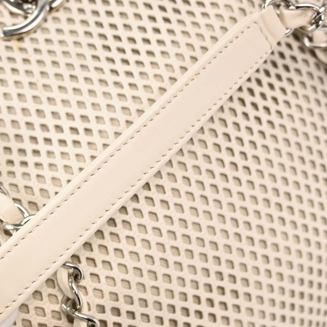 Chanel Up In The Air Tote in Pelle di Vitello Traforata Bianco Vintage