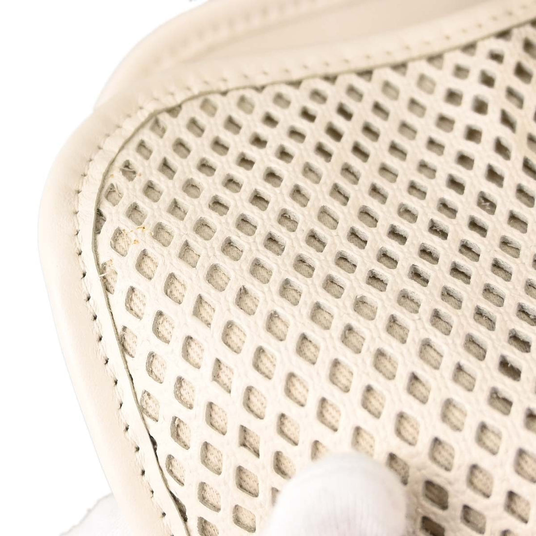 Chanel Up In The Air Tote in Pelle di Vitello Traforata Bianco Vintage