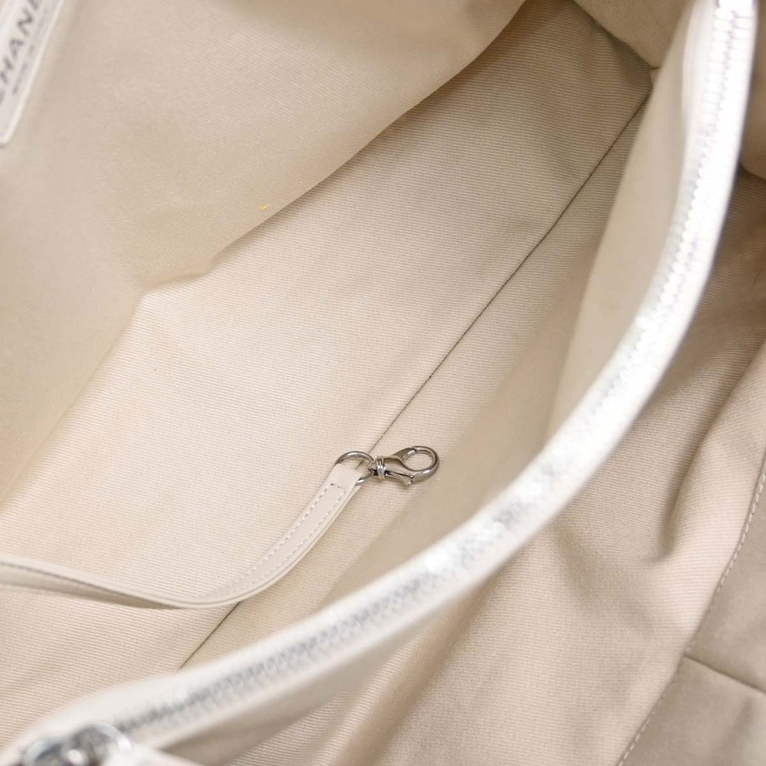Chanel Up In The Air Tote in Pelle di Vitello Traforata Bianco Vintage