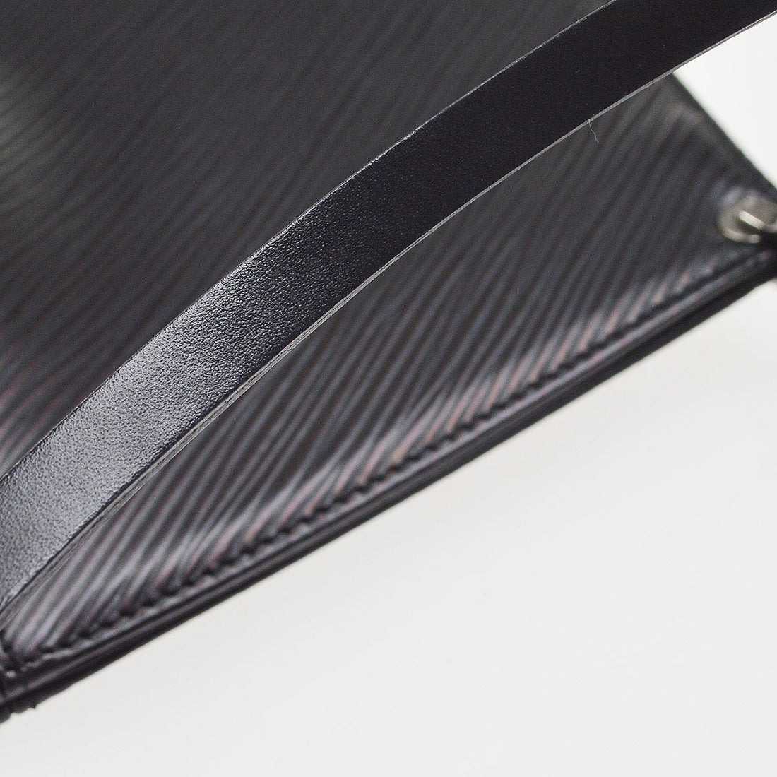 Louis Vuitton Pochette Demi-Lune in Pelle Epi Nero Vintage