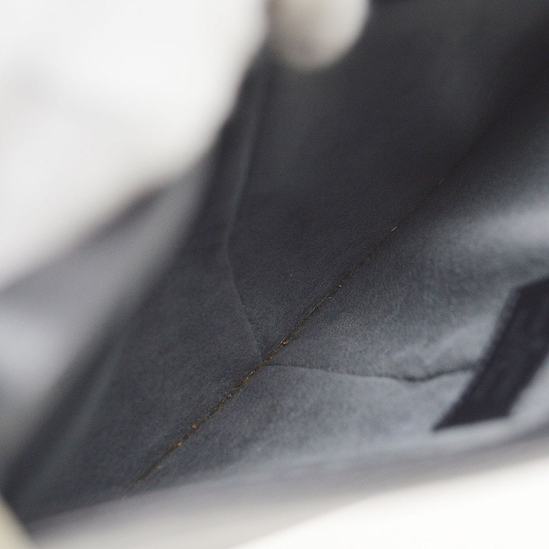 Louis Vuitton Pochette Demi-Lune in Pelle Epi Nero Vintage