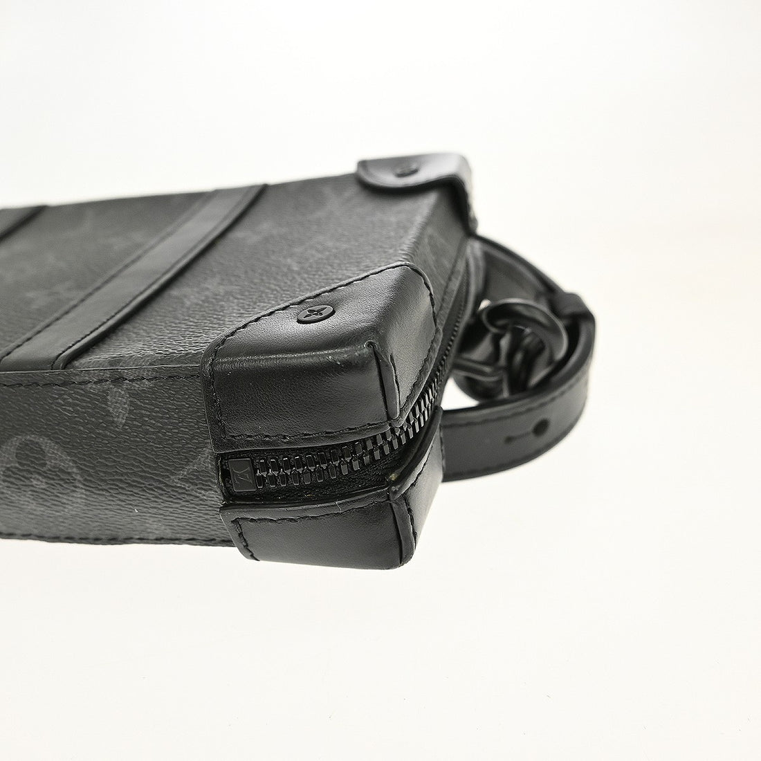 Louis Vuitton Soft Trunk Wallet a Spalla in Pelle Taurillon Nera Vintage