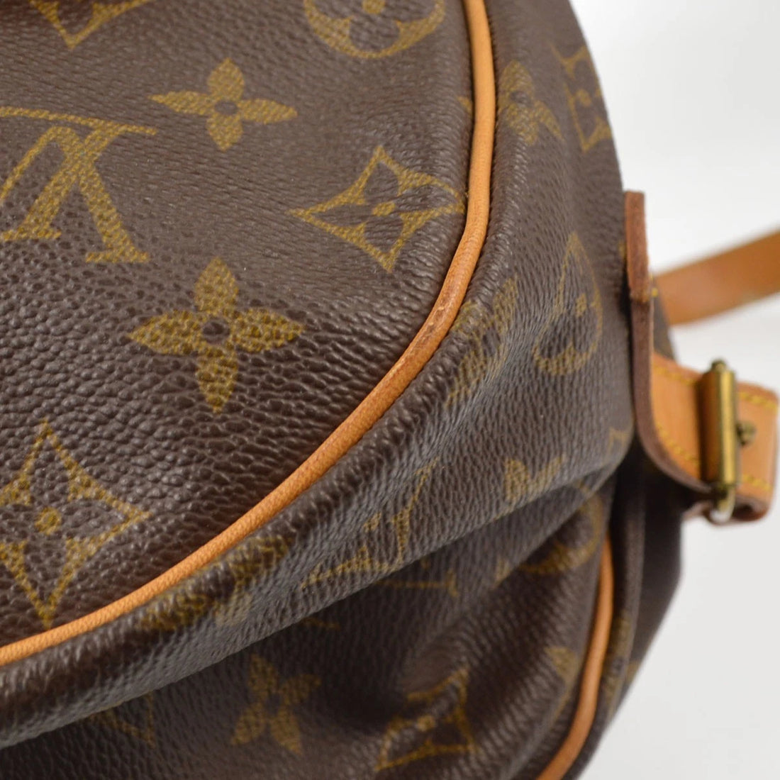 Louis Vuitton Saumur 35 Vintage Crossbody in Monogram Canvas
