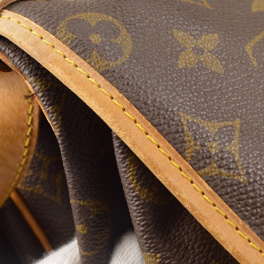 Louis Vuitton Saumur 35 Vintage Crossbody in Monogram Canvas
