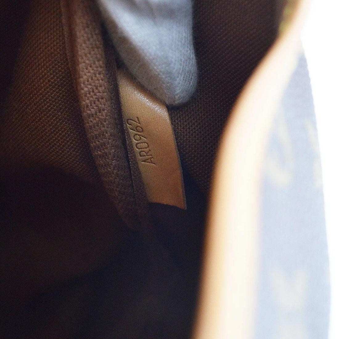 Louis Vuitton Saumur 35 Vintage Crossbody in Monogram Canvas