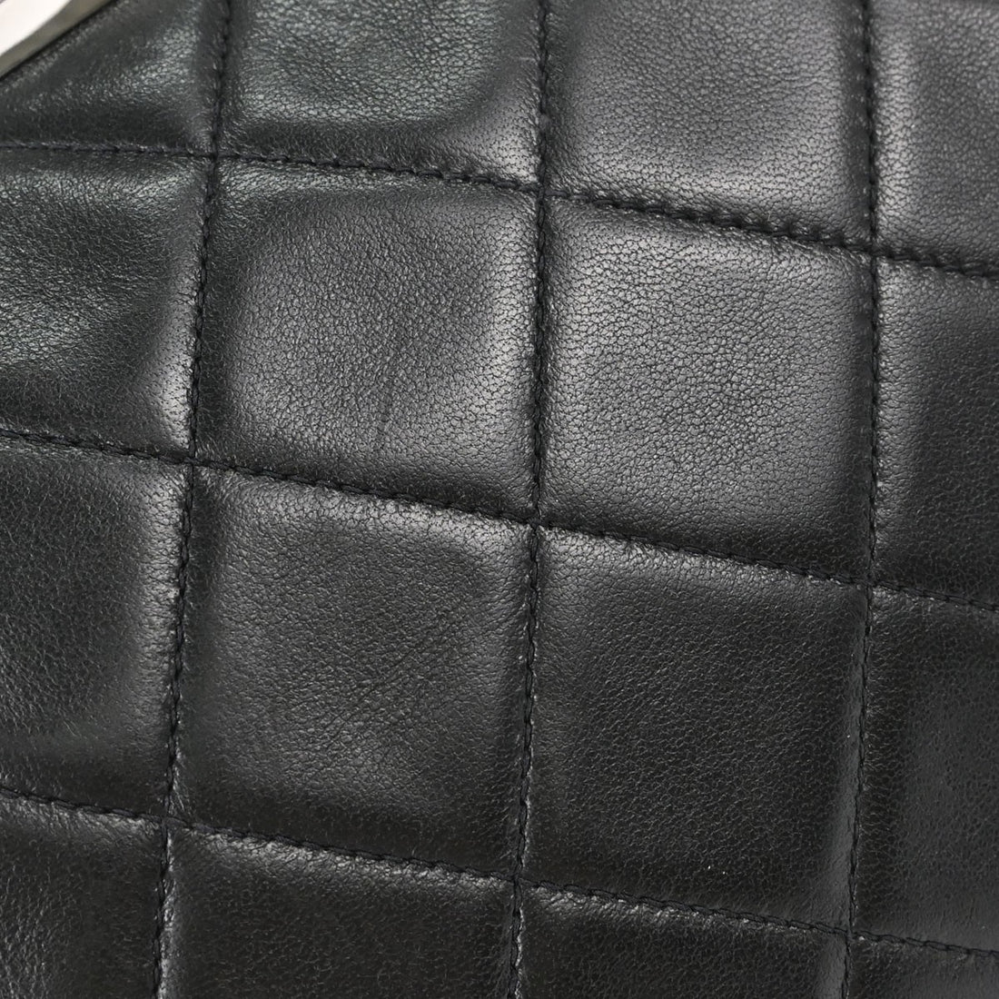 Chanel Kiss Lock Vintage in Black Lambskin Handbag
