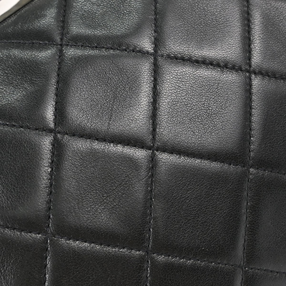 Borsa Chanel Kiss Lock Vintage in Pelle di Agnello Nera