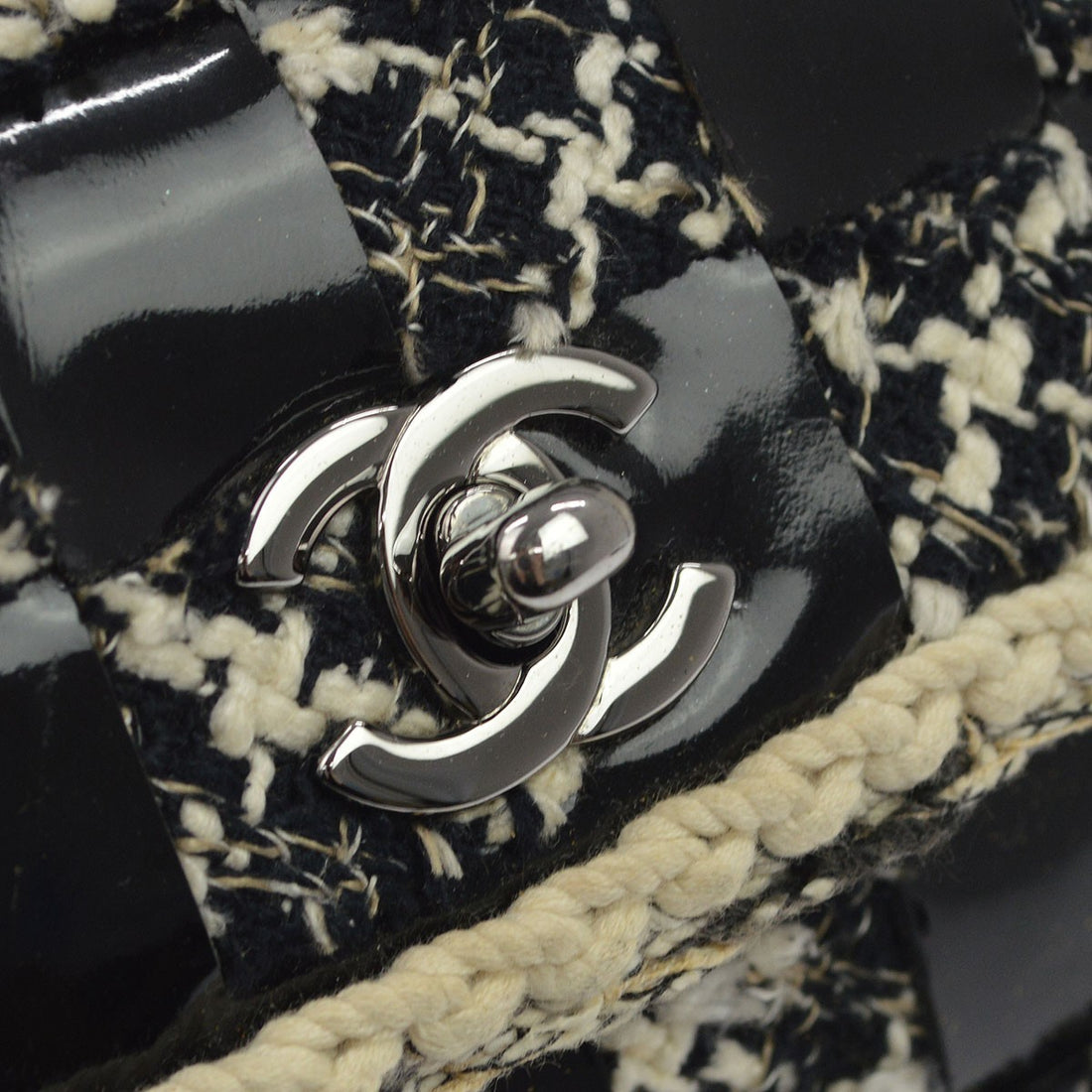 Borsa Chanel a Tracolla Scacchiera Vintage in Tweed e Vernice Nera