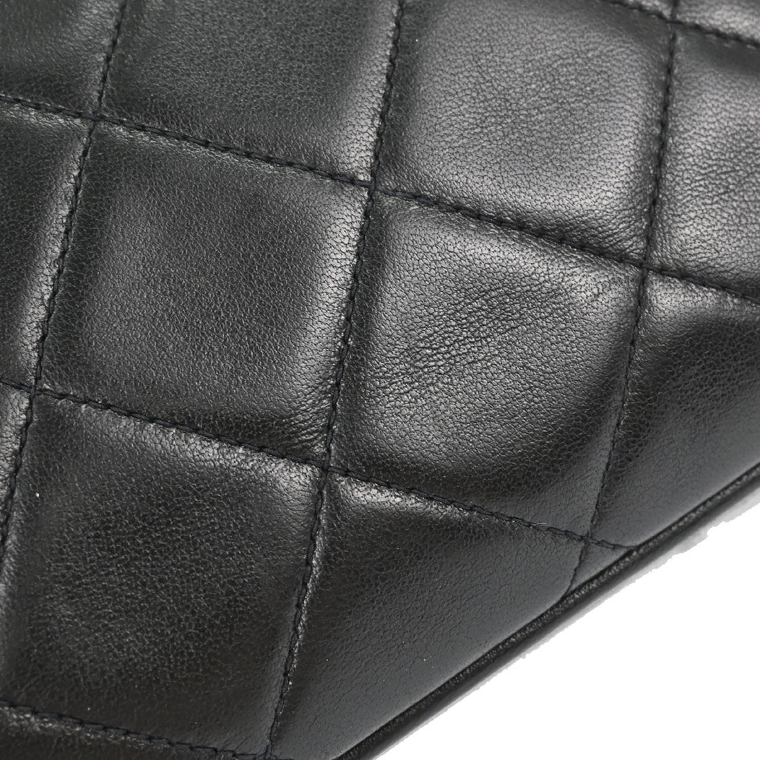 Chanel Kiss Lock Vintage in Black Lambskin Handbag